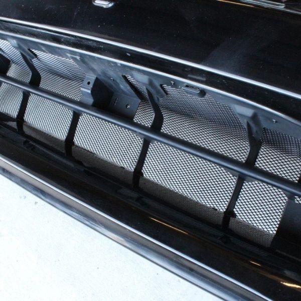 A piece of air inlet screen is installed on the car.